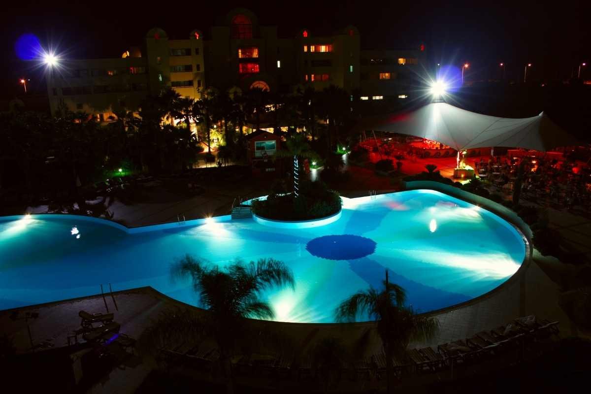 piscina à noite iluminada com led