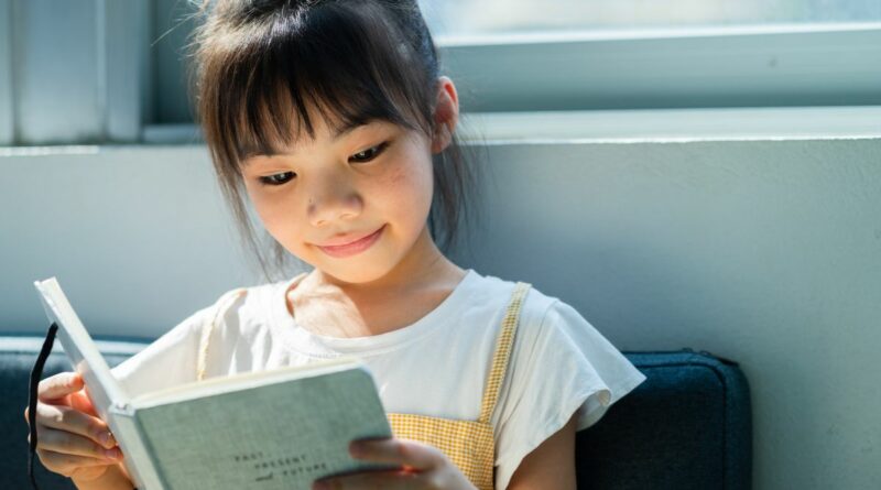 menina lendo livro